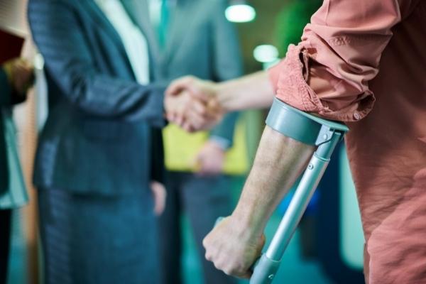 injured victim shakes hands with injury lawyer